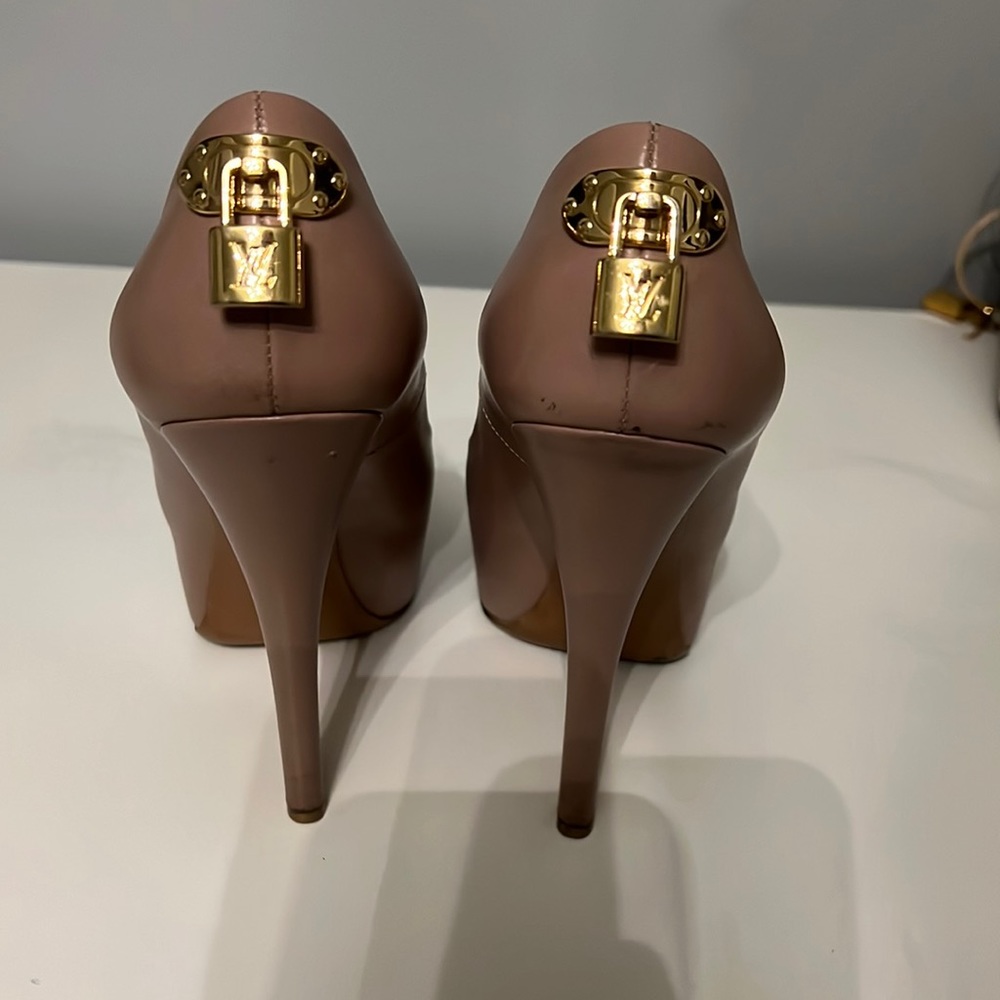 Louis Vuitton beige heels size 38 (US 8)